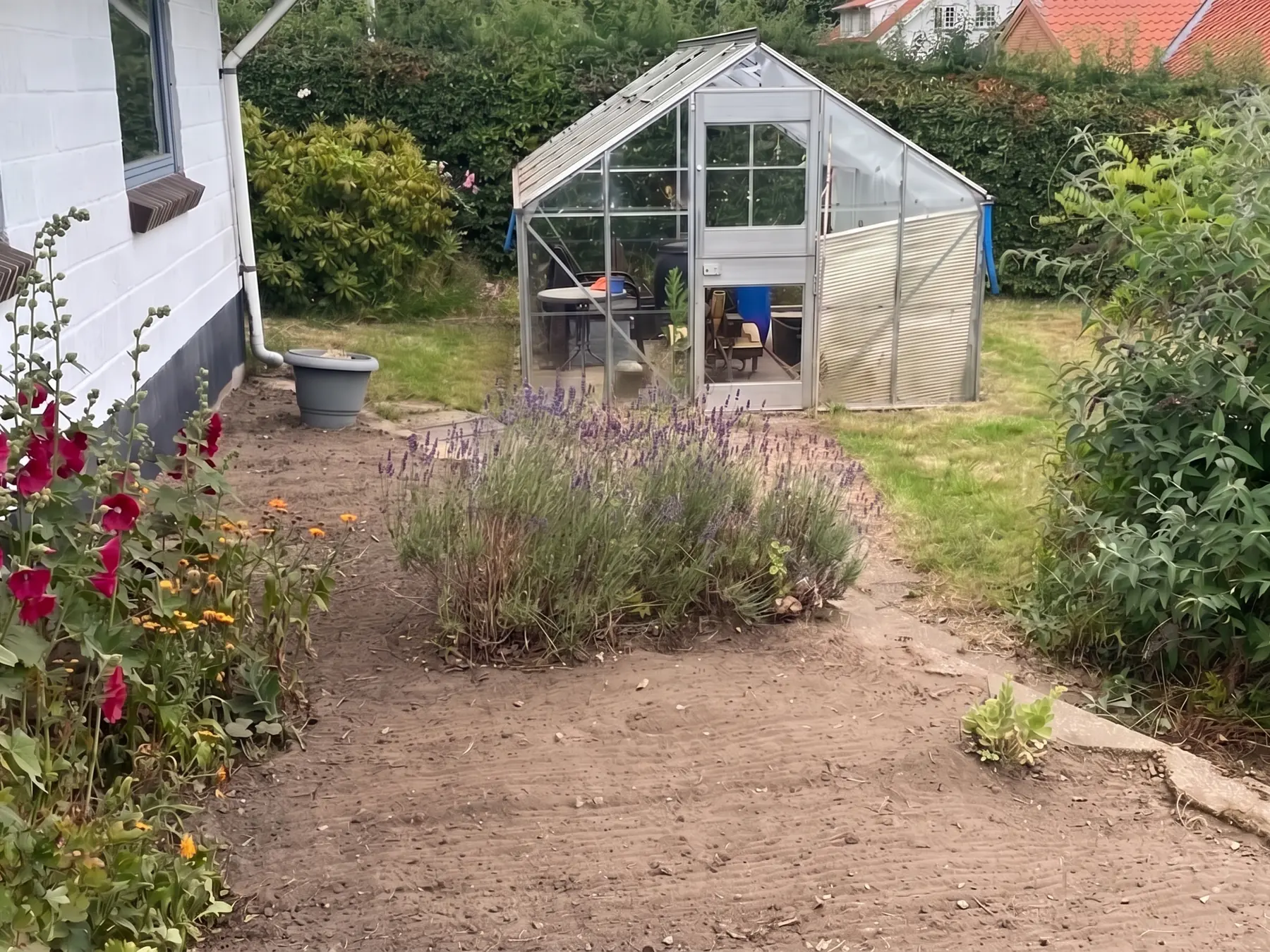Samme have efter rydning og fast havevedligeholdelse